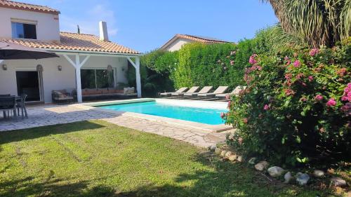 VILLA de charme avec piscine et jardin en bord de mer