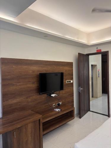 Una televisión o centro de entretenimiento en Hotel Ada Regency