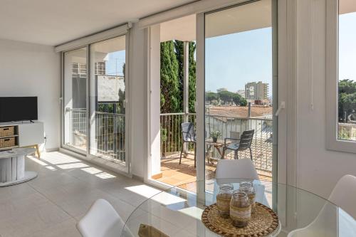 a living room with sliding glass doors and a balcony at Apartamento L'escala - 1r Piso in L'Escala