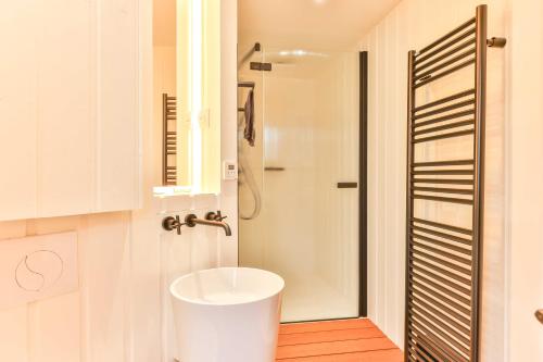 une salle de bain avec un lavabo blanc et une douche dans l'établissement Luxurious apartment 1BR-2P - Place de la Concorde, à Paris