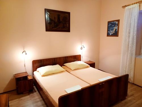 Ένα ή περισσότερα κρεβάτια σε δωμάτιο στο Apartmani Spiaza