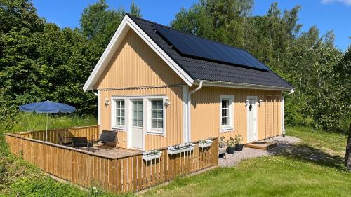 a small house with a solar roof on a yard at Hasselbacken in Rejmyre