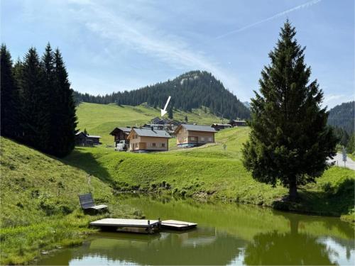 ザンクト・ガレンキルヒにあるZamangspitzhütte myRelaxs Ferienwohnung Alpenroseの野原の真ん中にボートが停まっている川