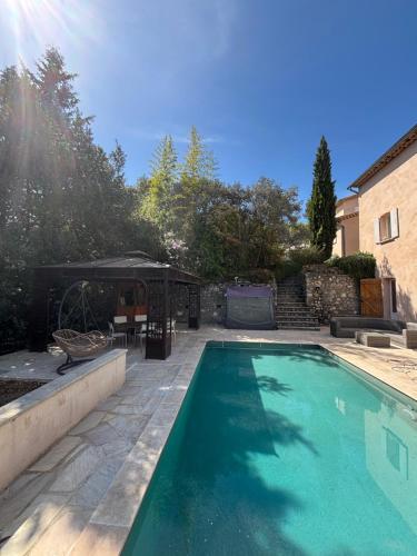 - une piscine dans une cour avec un kiosque dans l'établissement La Belle Brise des Oliviers, à Saint-Ambroix