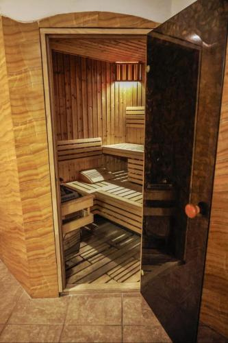 a small room with a sauna in a building at Dworek Bursztynowy in Karwia