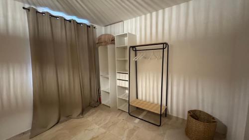- un dressing avec un miroir et un rideau dans l'établissement Appartement Le Pontet, au Pontet