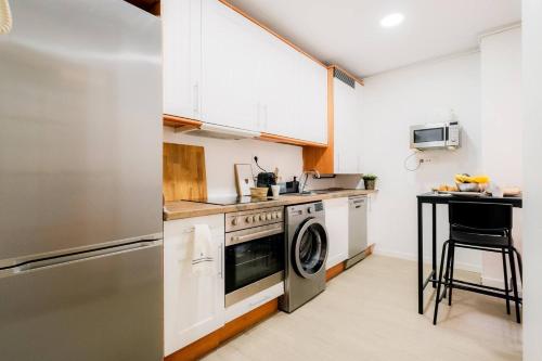 a kitchen with a stove and a dishwasher at Casa Estébanes 2 BR Premium Familiar 7 Pax in Zaragoza