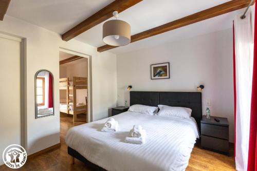 Ένα ή περισσότερα κρεβάτια σε δωμάτιο στο Hostellerie du commerce et de la forge