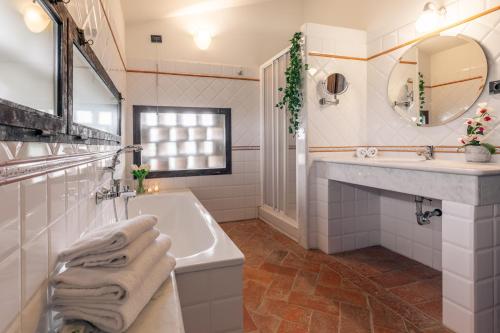 Ένα μπάνιο στο CASALE FIENILE 8, Emma Villas