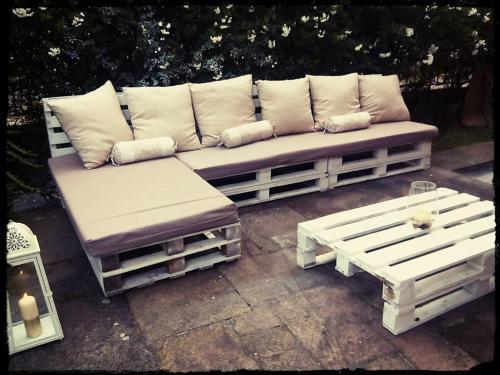 a couch and a coffee table on a patio at Posada El Marqués De Trancadorio in La Virgen