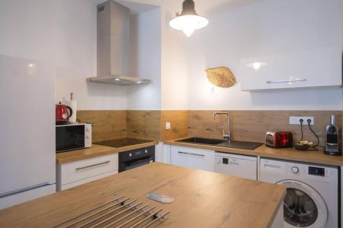 une cuisine avec un évier et une machine à laver dans l'établissement Valras-Loc Archipel Panarea Terrasse et Vue Mer, à Valras-Plage