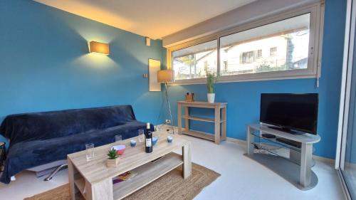 un salon avec un canapé et une télévision dans l'établissement Saint Georges de Didonne - CONFORT et DETENTE pour cet APPARTEMENT - 400m PLAGE, à Saint-Georges-de-Didonne