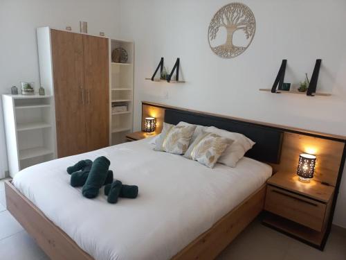 une chambre avec un lit avec deux ours en peluche dessus dans l'établissement Valras-Loc Archipel Panarea Vue Mer et Confort, à Valras-Plage