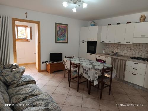 een keuken met een tafel en stoelen in een kamer bij Casa Montagna in Canale San Bovo