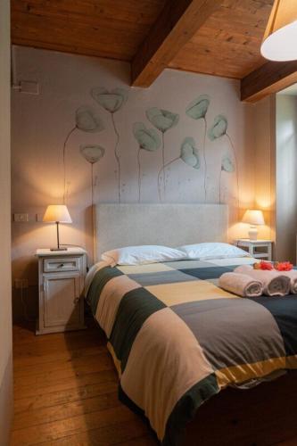 a bedroom with two beds with flowers on the wall at Eremo Montemezzano in Pratovecchio