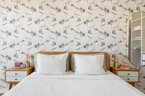 Postel nebo postele na pokoji v ubytování Bright Coastal Retreat in Costa da Caparica