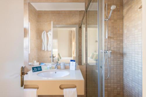 a bathroom with a sink and a shower at La Goleta in Llança