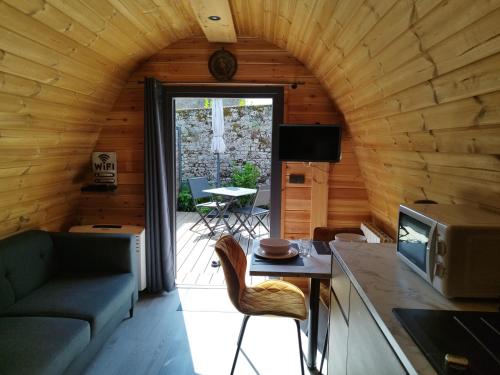 - une chambre avec un canapé et une table dans l'établissement Cottage climatisé avec terrasse privative et kitchenette, à Avranches