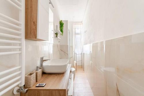 Un baño blanco con lavabo e inodoro. en Casa della Salita San Pietro, en Roma