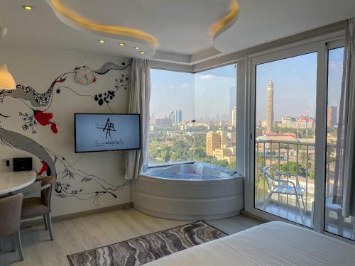 ein Schlafzimmer mit einer Whirlpool-Badewanne in einem Fenster in der Unterkunft Ahmed El Badawy Nile Front-Jacuzzi in Kairo