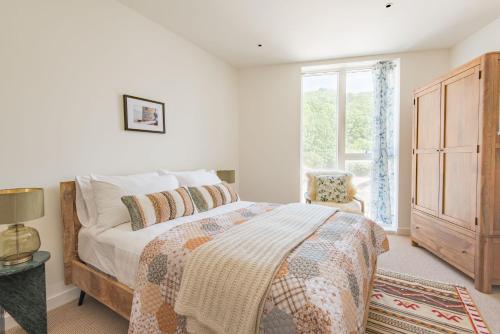 ein Schlafzimmer mit einem Bett und einem Fenster in der Unterkunft The Perch at Shoreline in Folkestone