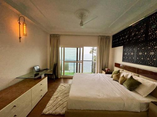 En eller flere senge i et værelse på Deodar Whispers - 2 to 3 bedroom private villa Chail Himachal