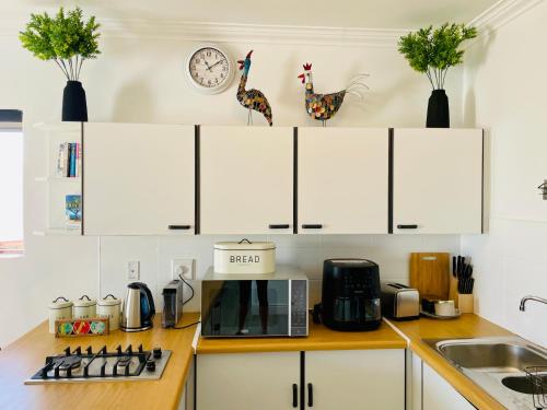 Dapur atau dapur kecil di Sound of Silence Apartment