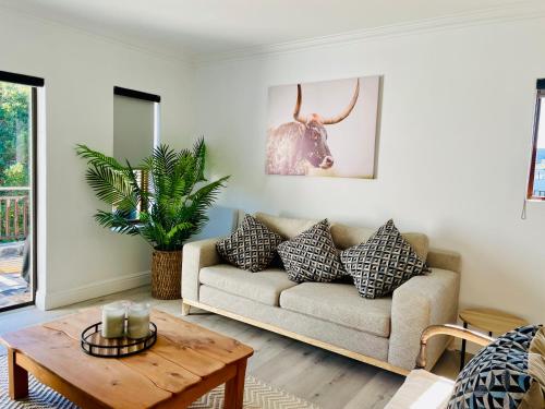 Ruang duduk di Sound of Silence Apartment