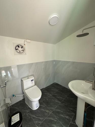 a bathroom with a toilet and a sink at สะปันดีวิว Sapan Dee View บ่อเกลือ น่าน in Ban Huai Ti
