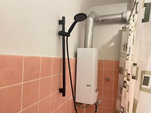 a shower in a bathroom with a blow dryer at 2-Zimmer-Wohnung mit Balkon in der City in Nürnberg
