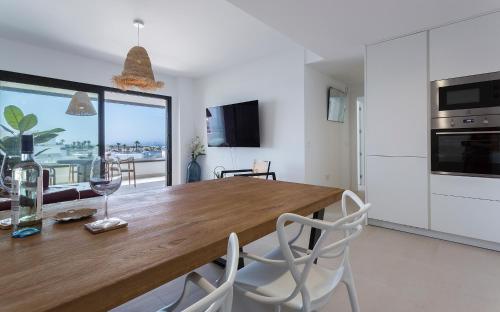 Salitre Luxury Apartment with 2 Rooms & 2 Bathrooms, Oceanfront with Pool, Private Terrace, Private Parking & Free WIFI