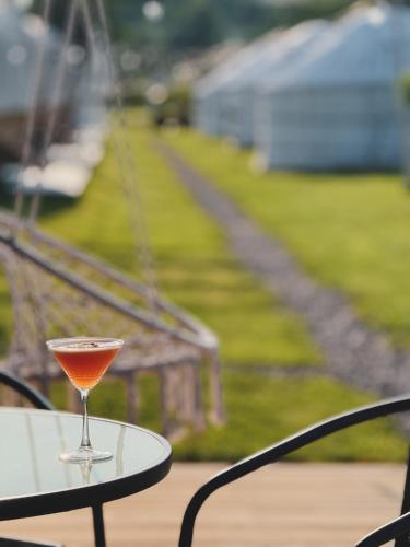 Minuman di Glamping Iurte Mongole Spiritul Zimbrului