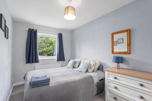 Ένα ή περισσότερα κρεβάτια σε δωμάτιο στο Modern flat near Murrayfield stadium, sleeps 4
