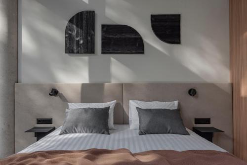 Cama o camas de una habitación en LAJOS Hotel