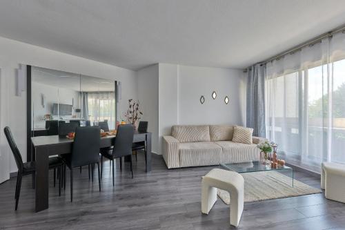 un salon avec une table et une salle à manger dans l'établissement Le 13 Myosotis - 10min du métro, à Rosny-sous-Bois