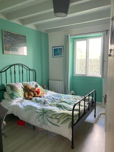 une chambre avec un lit avec un ours en peluche dessus dans l'établissement Charmant Horse and Cottage Hideaway, à Doulezon