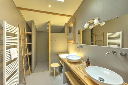 une salle de bain avec un lavabo et un miroir dans l'établissement La Maison des Lilas - Proche du bassin, à Gujan-Mestras