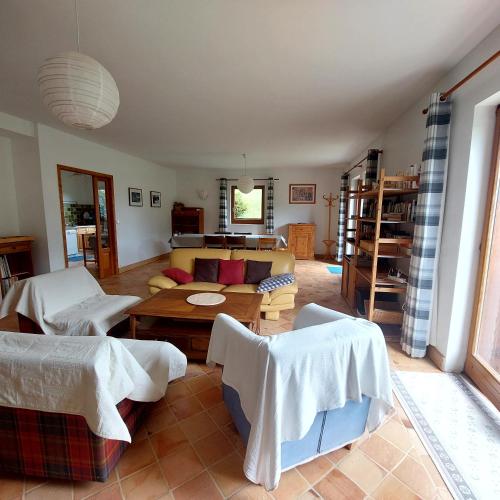 un salon avec un canapé et une table dans l'établissement Chalet dans les alpages de Savoie, à Villard-sur-Doron