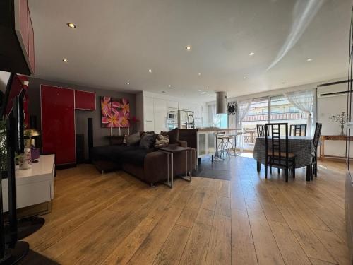 sala de estar amplia con sofá y cocina en SIENA - Appartement 6 personnes avec Terrasse et Jacuzzi plein cœur centre-ville quartier du Port de Nice, en Niza