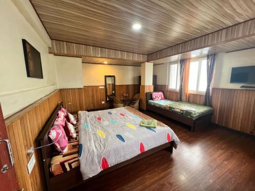 Hotel Hill Queen Near Tara Devi Mandirにあるベッド