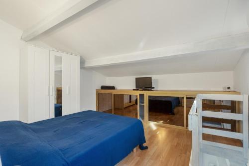 - une chambre avec un lit bleu et un bureau dans l'établissement Cosse Marine - Le Grau d'Agde, au Grau-dʼAgde