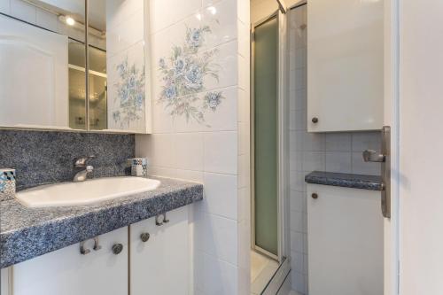 une salle de bain avec un lavabo et un miroir dans l'établissement Cosse Marine - Le Grau d'Agde, au Grau-dʼAgde