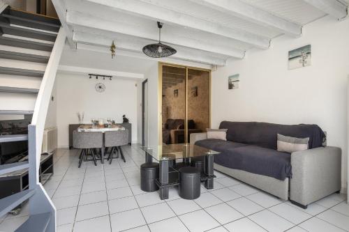 un salon avec un canapé et une table dans l'établissement Cosse Marine - Le Grau d'Agde, au Grau-dʼAgde