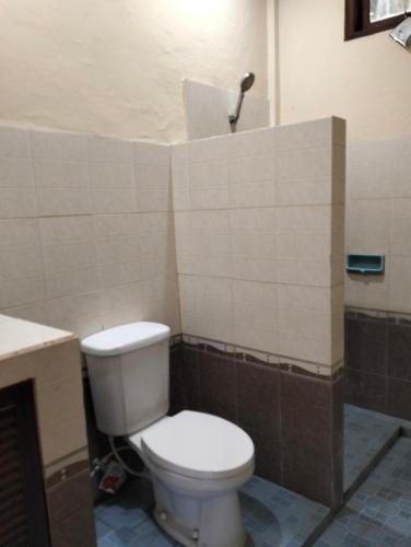a bathroom with a toilet and a sink at Villa coral Cafe in Amed