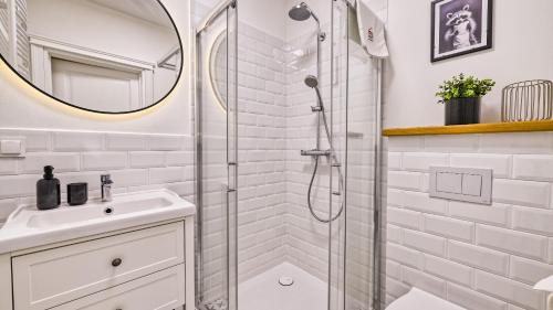 Ένα μπάνιο στο Apartament Pastelowy B15 Green Resort z Basenem, Sauną, Jacuzzi, Siłownią-5D Apartamenty