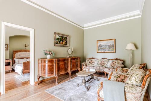 a living room with a couch and a table at Taujėnų dvaro rūmai in Towiany