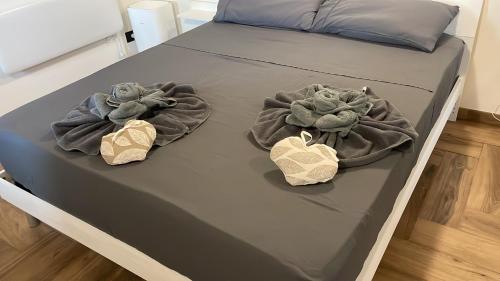 two towels on a bed in a bedroom at La Residenza del Vescovo in Gambarana