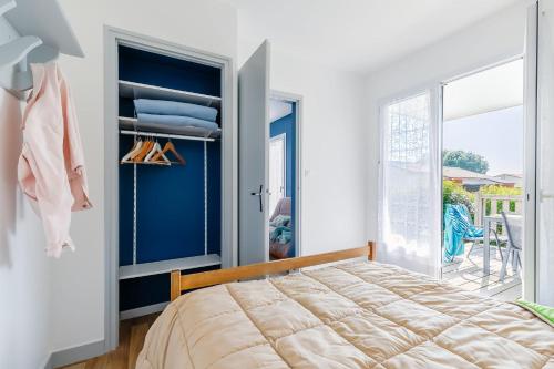 une chambre avec un lit et une porte coulissante en verre dans l'établissement 15 - La Chouette - Village vacances, à Maché