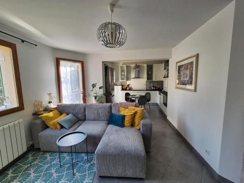 un salon avec un canapé et une table dans l'établissement F3 60 m2 - Paris Villejuif - Orly - Parking, à Villejuif