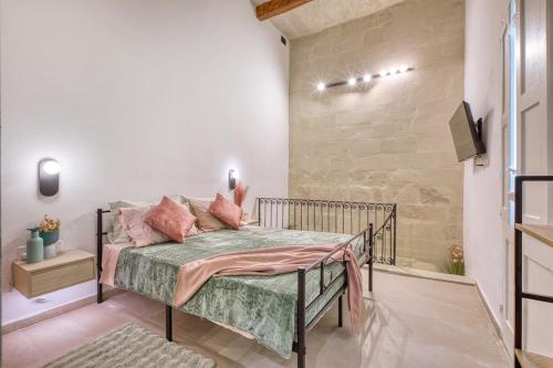 Una cama o camas en una habitación de Jade - Stylish Zabbar Hideaway